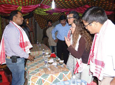 Foreign tourists trying out bao - dhan