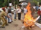 Agitators burning Tarun Gogoi's effigy at Guwahati