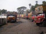 Trucks stranded along the road to the international border due to carrying loads over the permitted tonnage