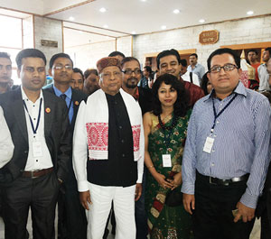 Governor Patnaik with the members of Purbayan Group