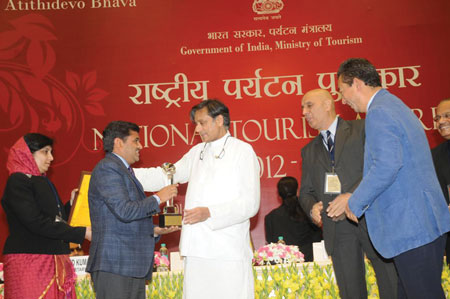 Bhim Dhungel receiving the award from Shashi Tharoor