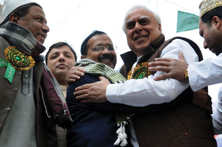 Arvind Kejriwal embracing Kapil Sibal of the Congress